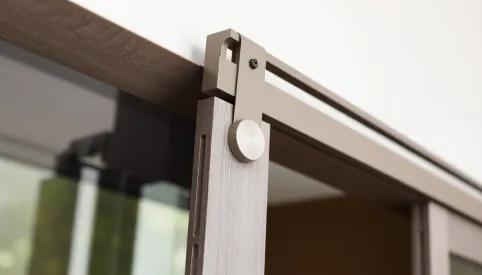 Jak zamontować samodomykacz do drzwi przesuwnych